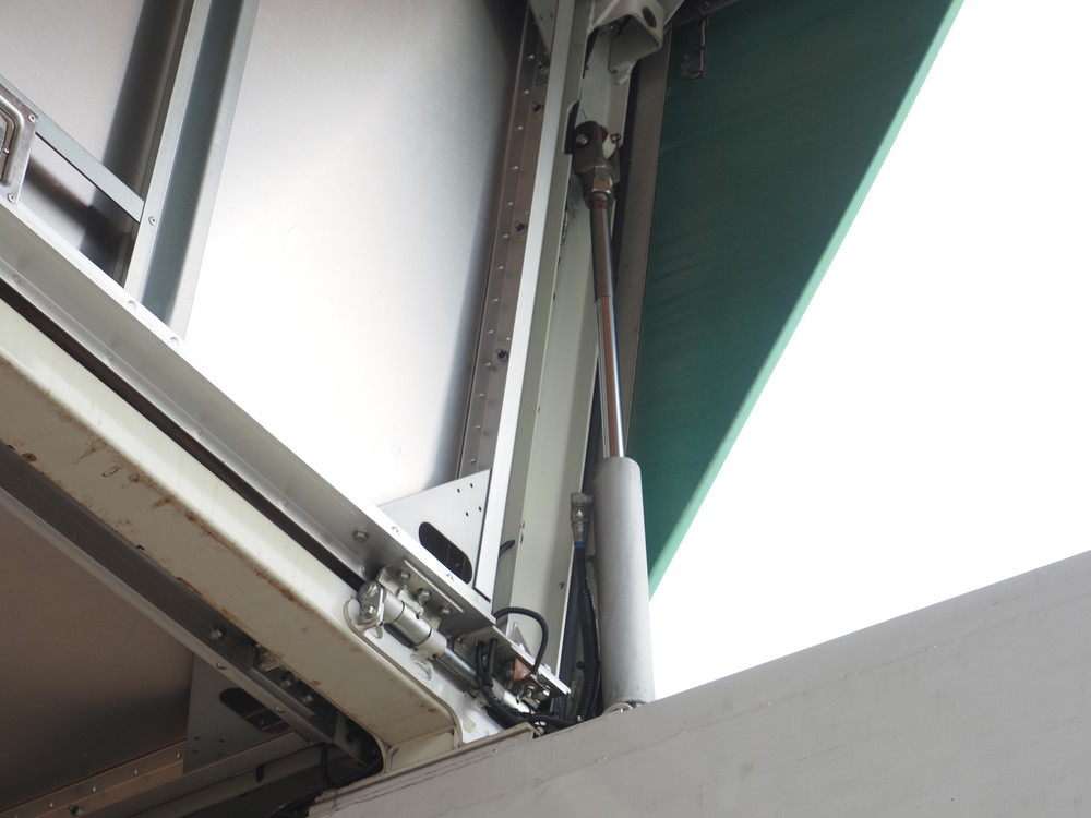 いすゞ ギガ ウイング車 大型 QKG-CYJ77A 年式 H27[写真07]