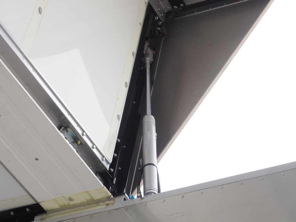 いすゞ ギガ ウイング車 大型 QKG-CYJ77A 年式 H28[写真09]