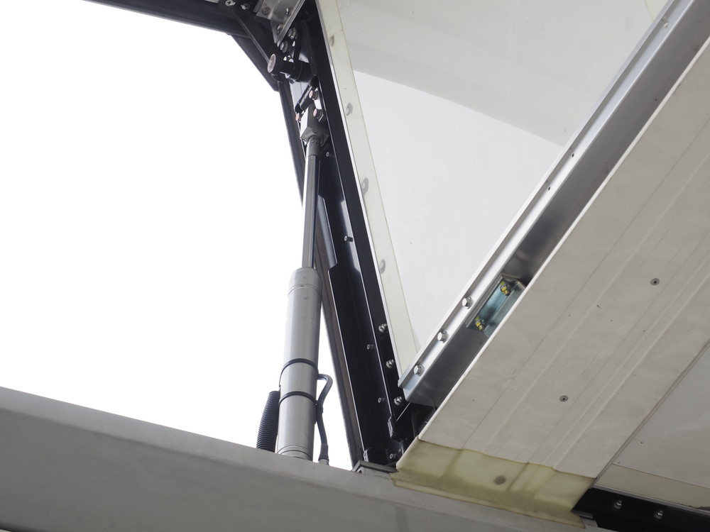 いすゞ ギガ ウイング車 大型 QKG-CYJ77A 年式 H28[写真10]