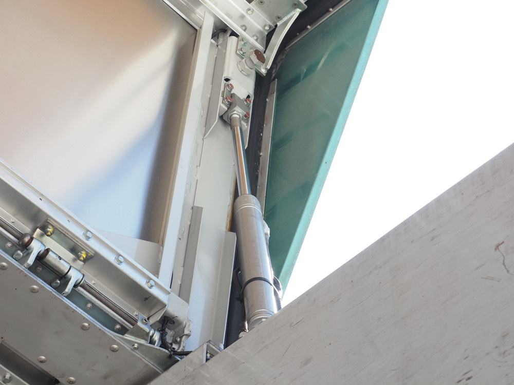 いすゞ ギガ ウイング車 大型 QKG-CYJ77A 年式 H26[写真11]