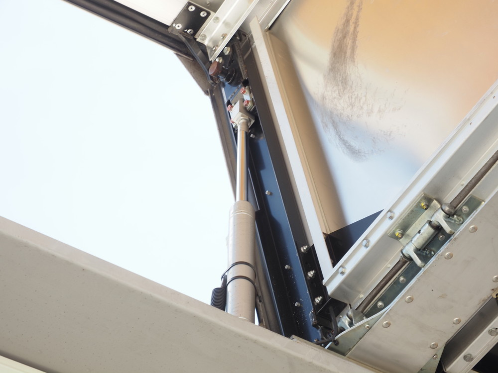 いすゞ ギガ ウイング車 大型 QPG-CYJ77B 年式 H28[写真09]