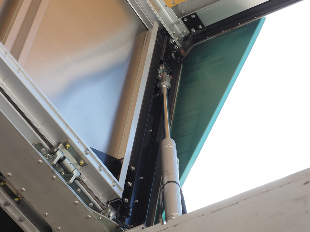 いすゞ ギガ ウイング車 大型 QPG-CYJ77B 年式 H28[写真08]