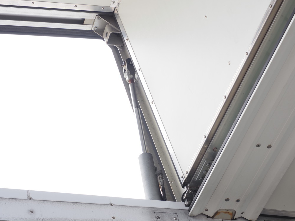 いすゞ ギガ 冷凍ウイング 大型 QKG-CYJ77B 年式 H28[写真18]