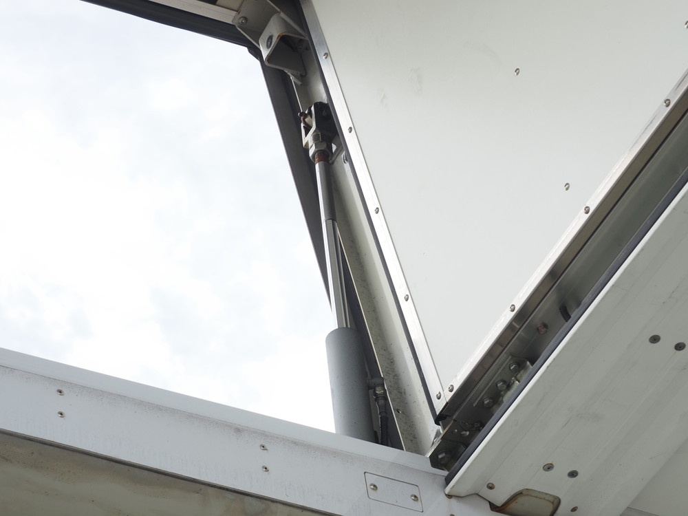 いすゞ ギガ 冷凍ウイング 大型 QKG-CYJ77B 年式 H28[写真13]