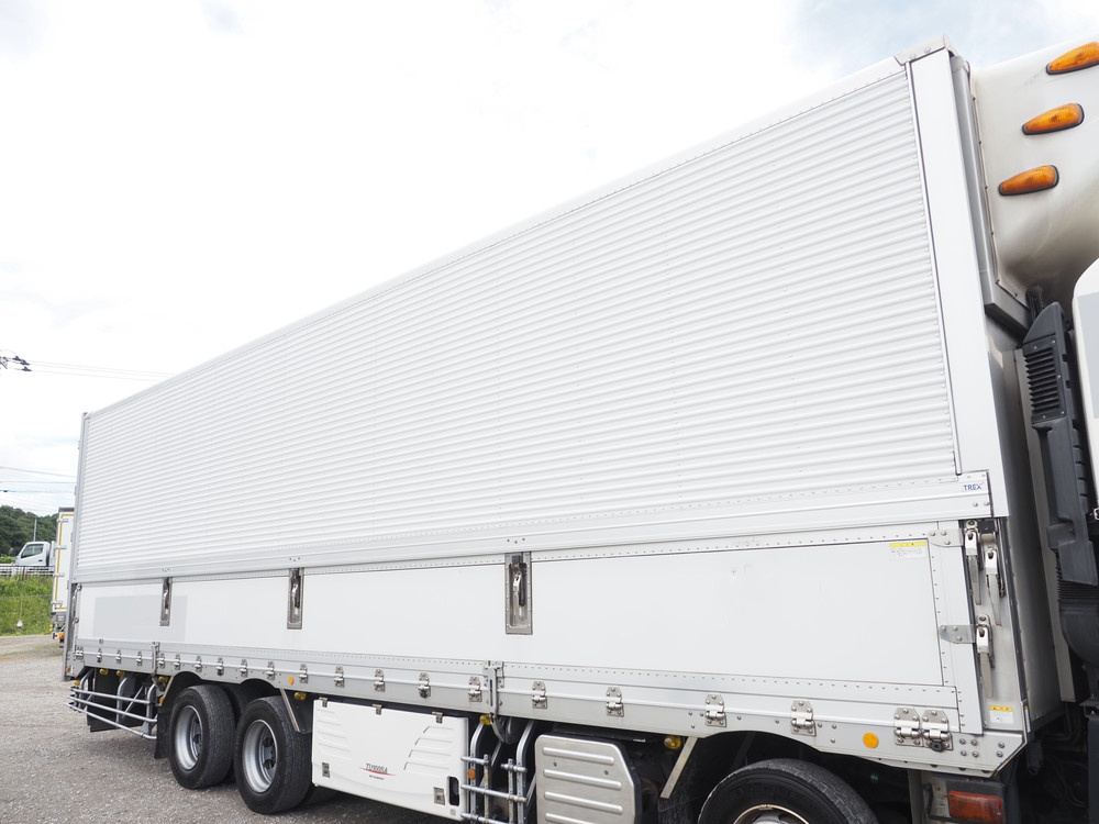 いすゞ ギガ 冷凍ウイング 大型 QKG-CYJ77B 年式 H28[写真09]