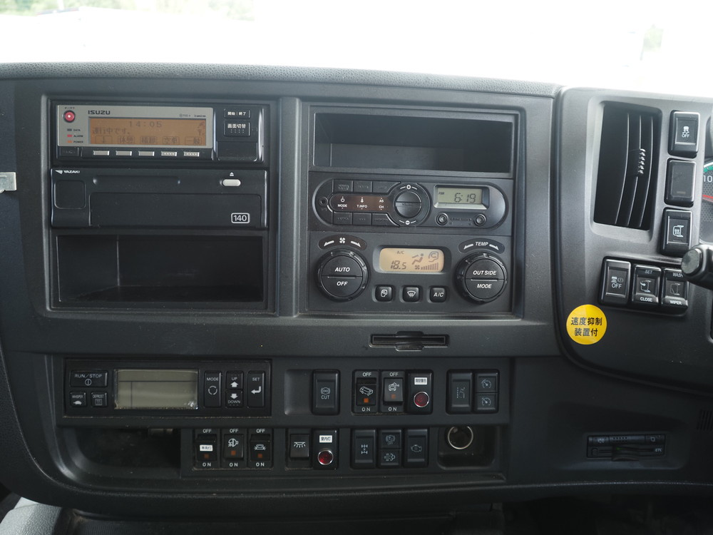 いすゞ ギガ 冷凍ウイング 大型 QKG-CYJ77B 年式 H28[写真38]
