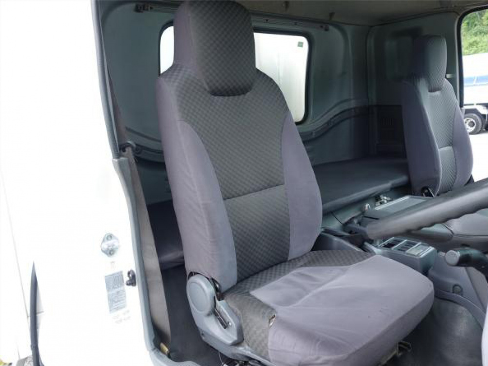 いすゞ フォワード 冷凍バン 中型 TKG-FRR90S2 年式 H27[写真04]