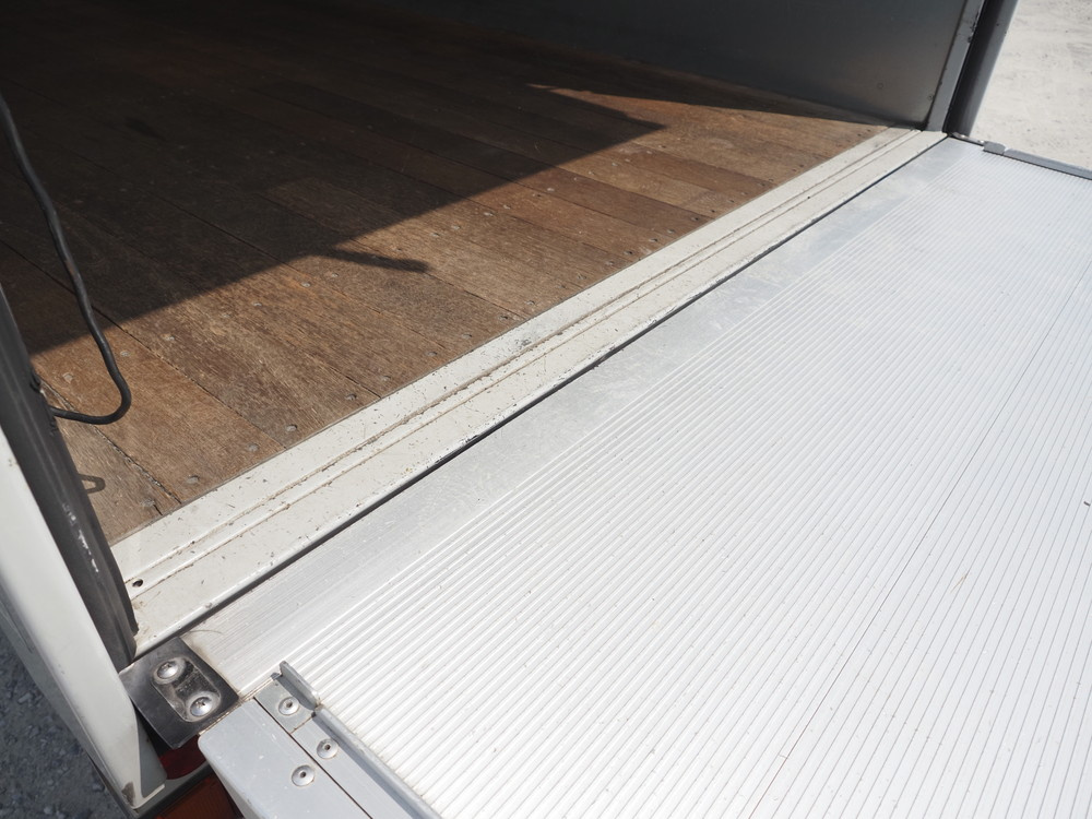 いすゞ エルフ バン車 小型 TRG-NMR85N 年式 H30[写真20]