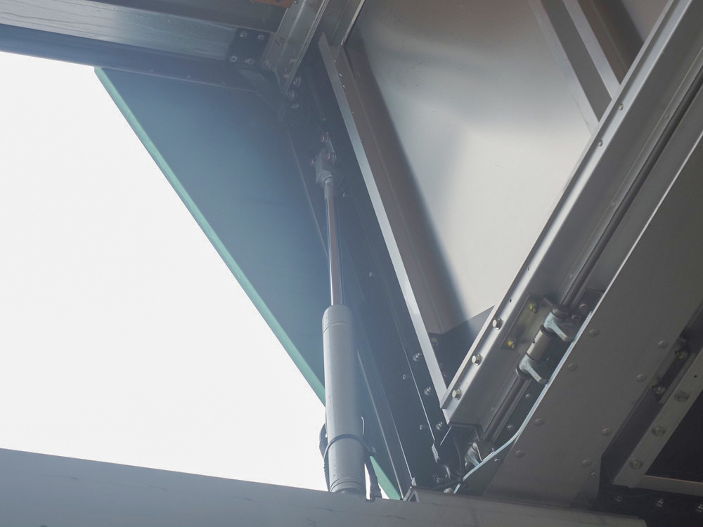 いすゞ ギガ ウイング車 大型 QKG-CYJ77A 年式 H27[写真12]