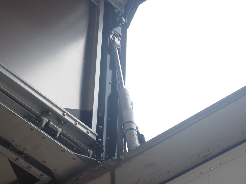 いすゞ ギガ ウイング車 大型 QKG-CYJ77A 年式 H27[写真13]