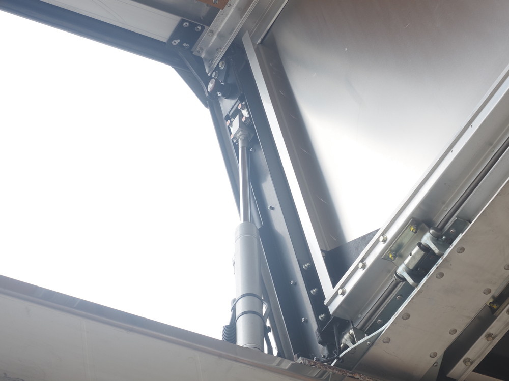 いすゞ ギガ ウイング車 大型 QKG-CYJ77A 年式 H27[写真08]