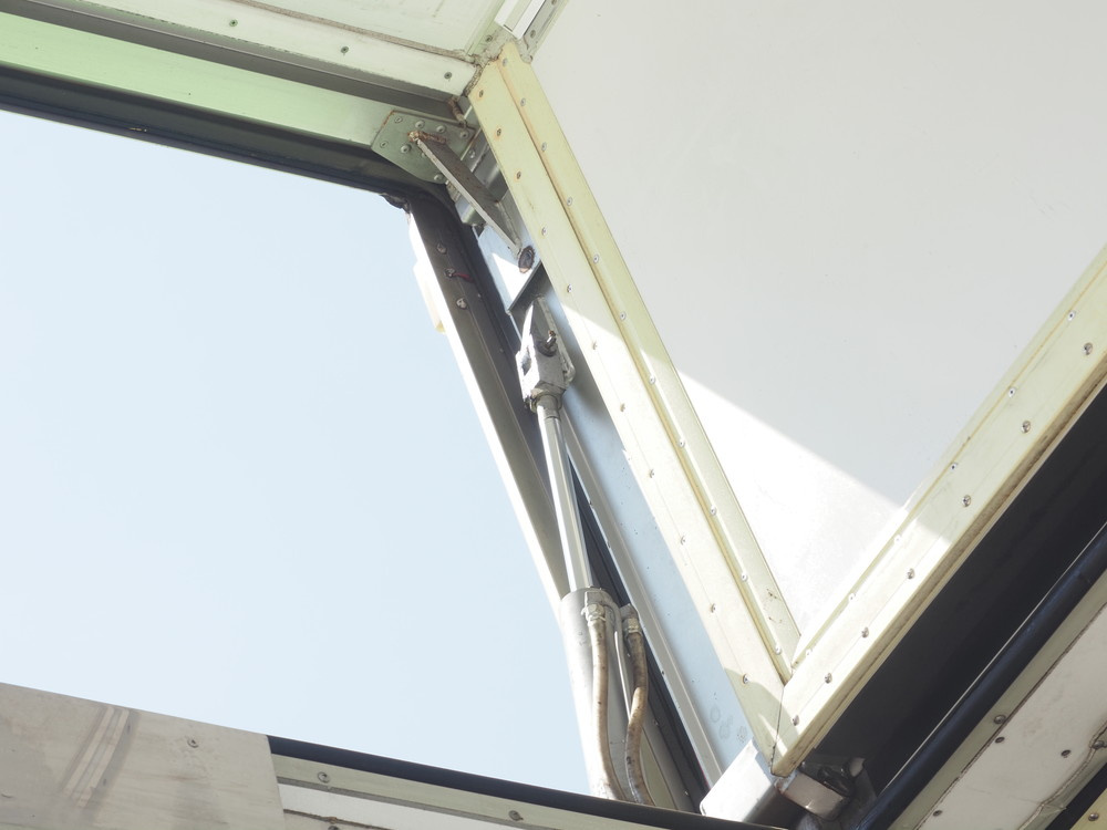 いすゞ ギガ 冷凍ウイング 大型 QKG-CYJ77A 年式 H27[写真21]