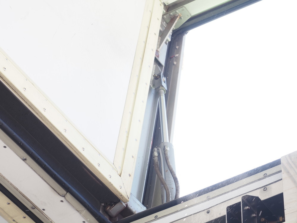 いすゞ ギガ 冷凍ウイング 大型 QKG-CYJ77A 年式 H27[写真13]