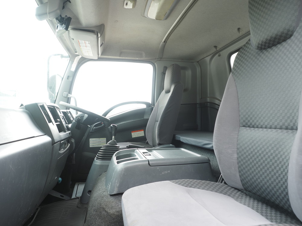 いすゞ フォワード 冷凍バン 中型 2PG-FRR90S2 年式 H30[写真28]