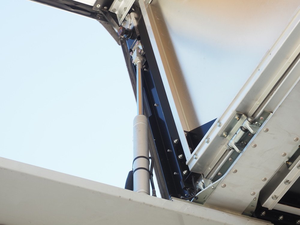 いすゞ ギガ ウイング車 大型 QKG-CYJ77A 年式 H27[写真10]