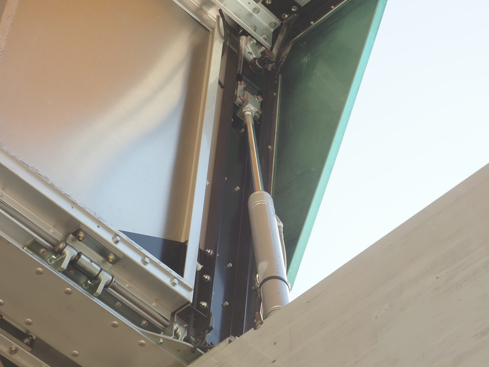 いすゞ ギガ ウイング車 大型 QKG-CYJ77A 年式 H27[写真09]