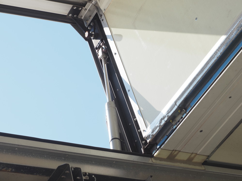 いすゞ ギガ 冷凍ウイング 大型 QKG-CYJ77B 年式 H29[写真19]