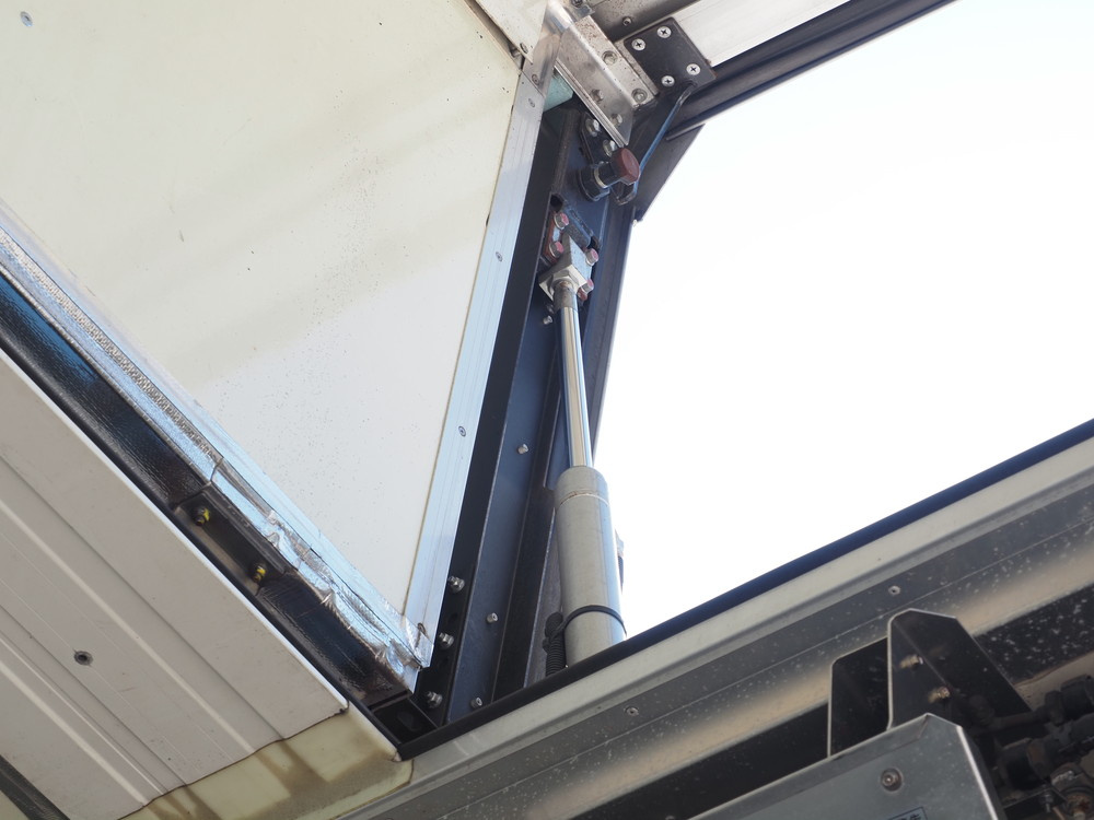 いすゞ ギガ 冷凍ウイング 大型 QKG-CYJ77B 年式 H29[写真13]