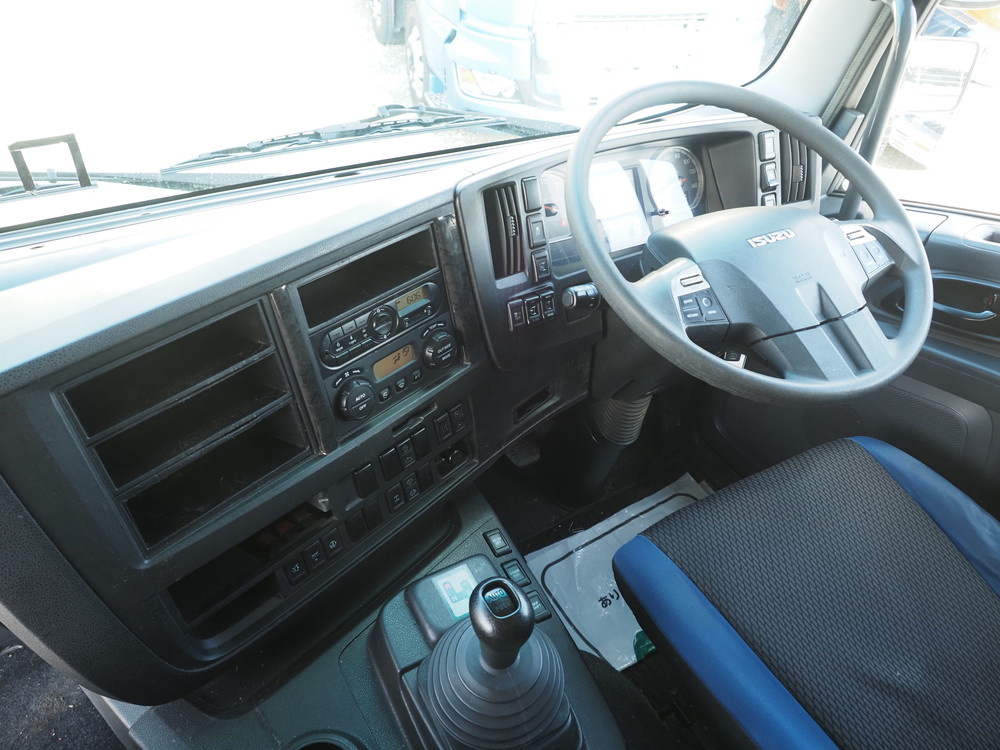 いすゞ ギガ ウイング車 大型 QPG-CYJ77B 年式 H29[写真30]