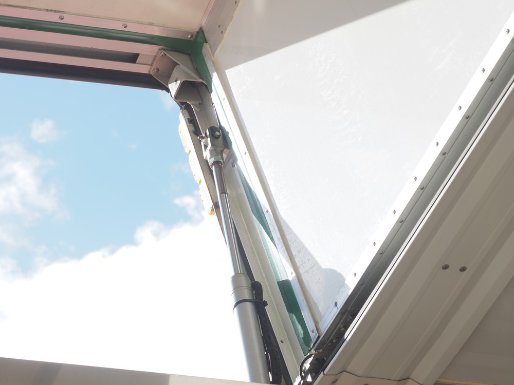 いすゞ ギガ 冷凍ウイング 大型 QKG-CYJ77A 年式 H28[写真15]